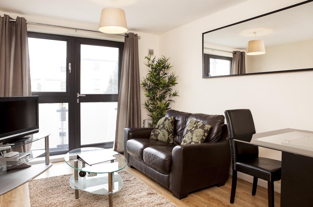 Cheltenham Plaza Apartments Ashchurch Екстер'єр фото