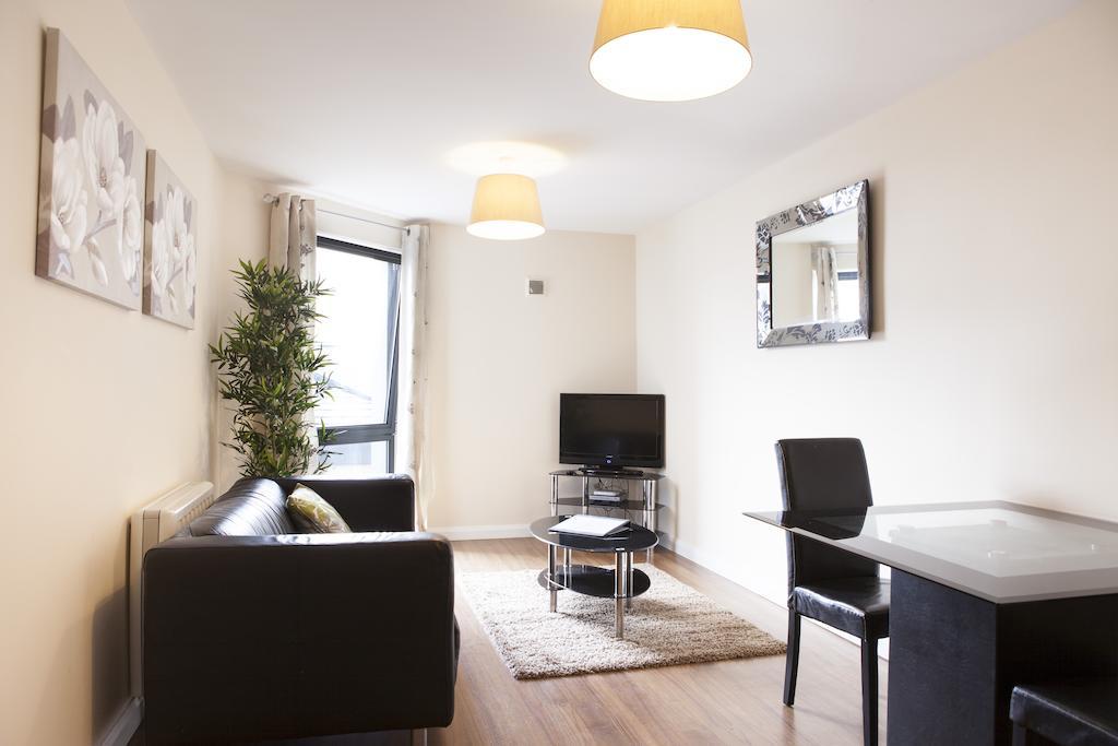Cheltenham Plaza Apartments Ashchurch Екстер'єр фото