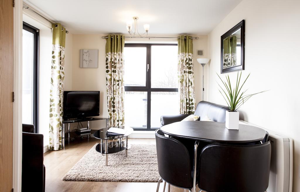 Cheltenham Plaza Apartments Ashchurch Екстер'єр фото