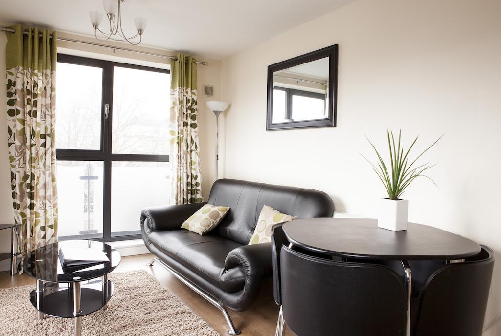 Cheltenham Plaza Apartments Ashchurch Екстер'єр фото
