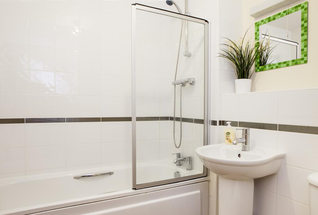Cheltenham Plaza Apartments Ashchurch Екстер'єр фото